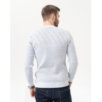 Голубой вязаный свитер с геометрическим узором