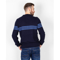 Темно-синий вязаный свитер с горизонтальными полосками