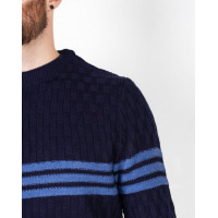 Темно-синій в'язаний светр із горизонтальними смужками