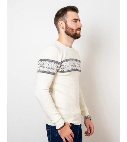 Молочный свитер фактурной вязки