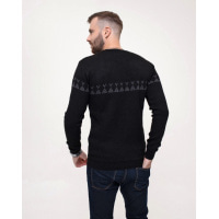 Черный вязаный свитер с геометрией