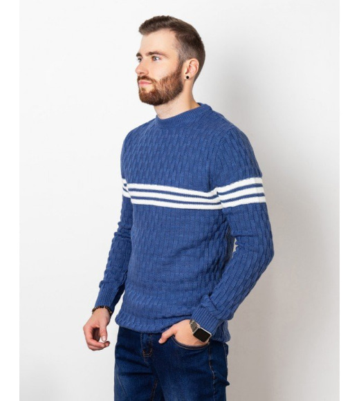 Синий вязаный свитер с горизонтальными полосками