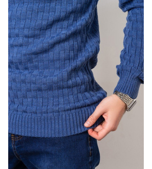 Синий вязаный свитер с горизонтальными полосками
