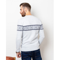 Голубой свитер фактурной вязки