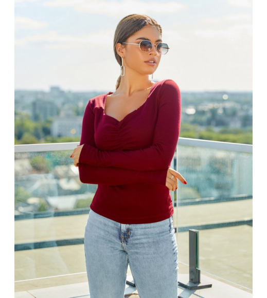 Бордовий трикотажний светр з декольте