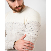 Молочный свитер фактурной вязки