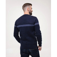 Синий вязаный свитер с полоской