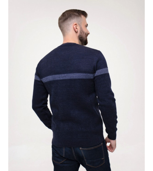 Синий вязаный свитер с полоской