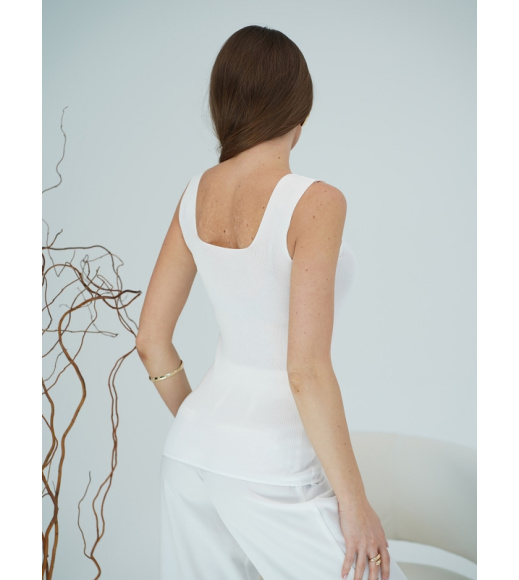 Белый топ с прямоугольной горловиной