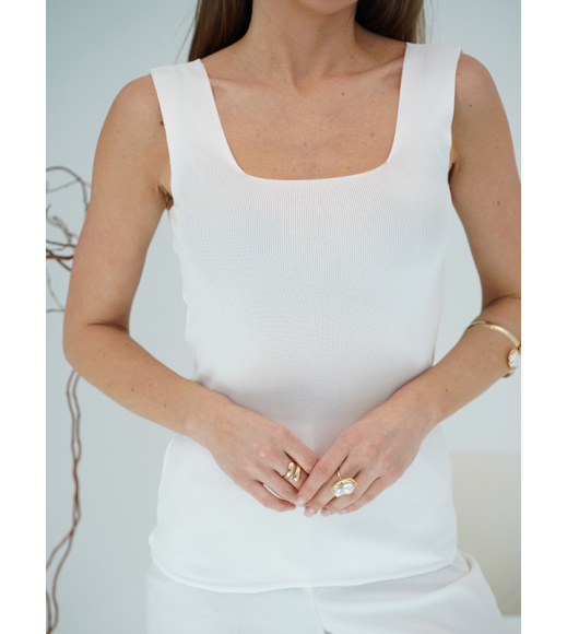 Белый топ с прямоугольной горловиной