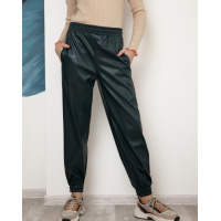 Зеленые кожаные брюки джоггеры