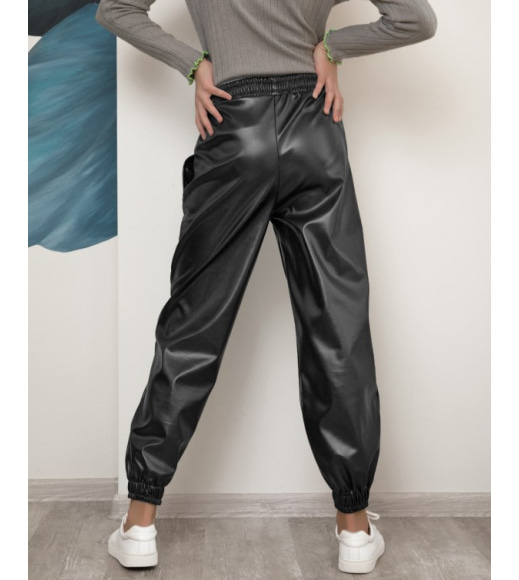 Серые кожаные брюки джоггеры