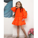 Неоново-оранжевое платье с рюшами и воланами