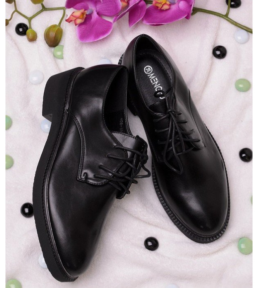 Чорні класичні туфлі на шнурівці