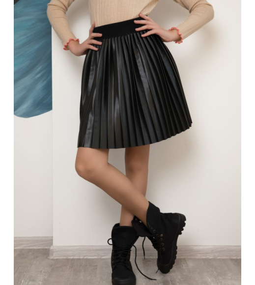 Черная плиссированная юбка из эко-кожи