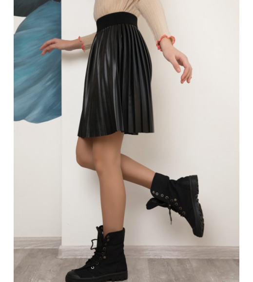Черная плиссированная юбка из эко-кожи