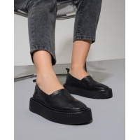 Черные кожаные слипоны с перфорацией