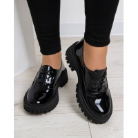 Черные лаковые туфли со шнуровкой
