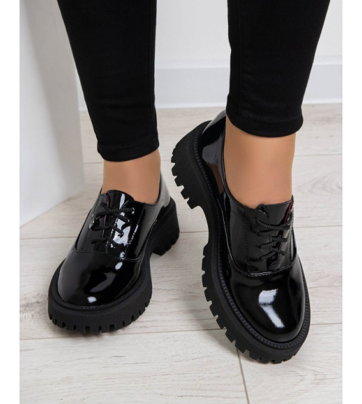 Чорні лакові туфлі зі шнурівкою