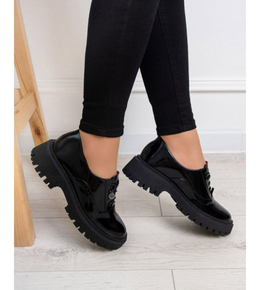 Черные лаковые туфли со шнуровкой