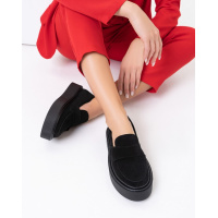 Черные замшевые лоферы на высокой подошве