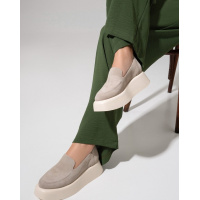 Бежевые замшевые лоферы на платформе