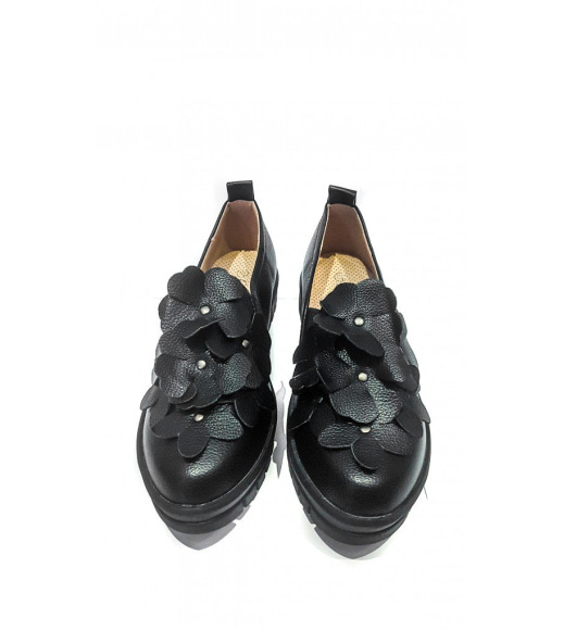 Женские туфли на толстой подошве с аппликацией кожаными цветами