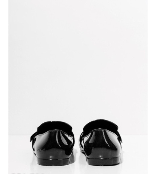 Черные лаковые туфли с пряжками