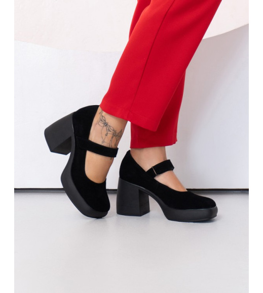 Чорні замшеві туфлі з прямокутним носком