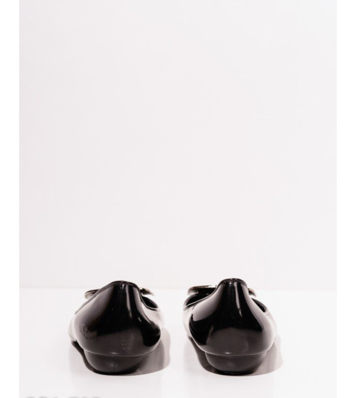 Черные лаковые туфли на низком каблуке