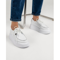 Белые кожаные туфли на высокой подошве