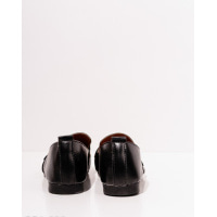 Туфли из черной эко-кожи с пряжкой и люверсами