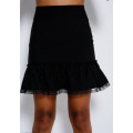 Черная короткая юбка с воланом и кружевом