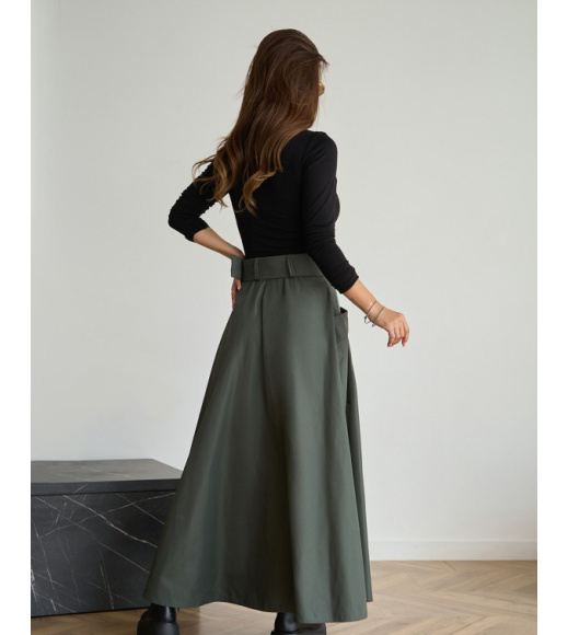 Юбка цвета хаки кроя на запах с накладными карманами