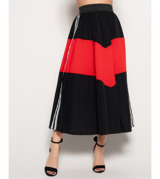 Черная расклешенная юбка с красной вставкой