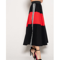 Черная расклешенная юбка с красной вставкой