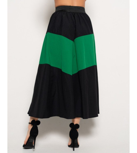 Черная расклешенная юбка с зеленой вставкой