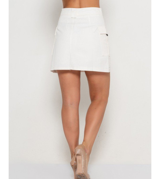 Белая джинсовая мини юбка с накладными карманами