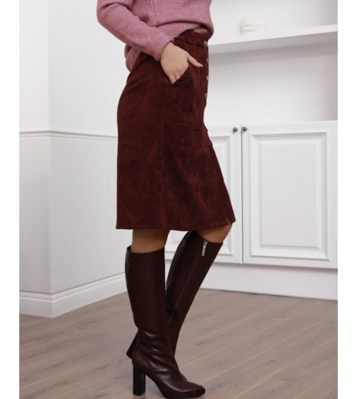 Бордовая вельветовая юбка с накладными карманами