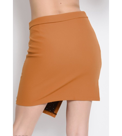 Горчичная асимметричная мини юбка с люверсами и заклепками