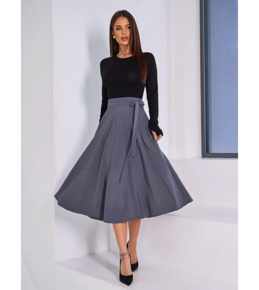Серая юбка расклешенного кроя
