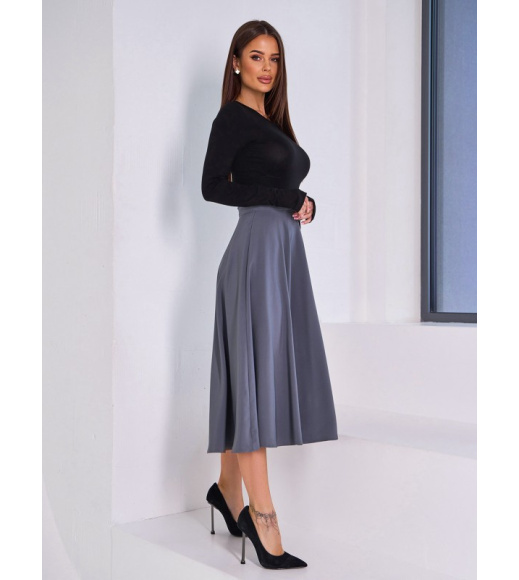 Серая юбка расклешенного кроя