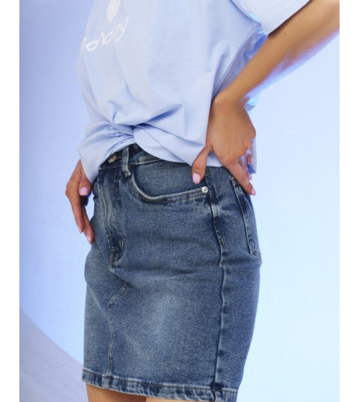 Синяя джинсовая юбка с потертостями