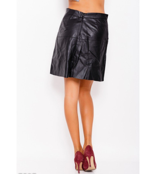Черная мини юбка из эко-кожи с заклепками на карманах