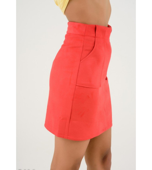 Красная юбка выше колен с крупными карманами