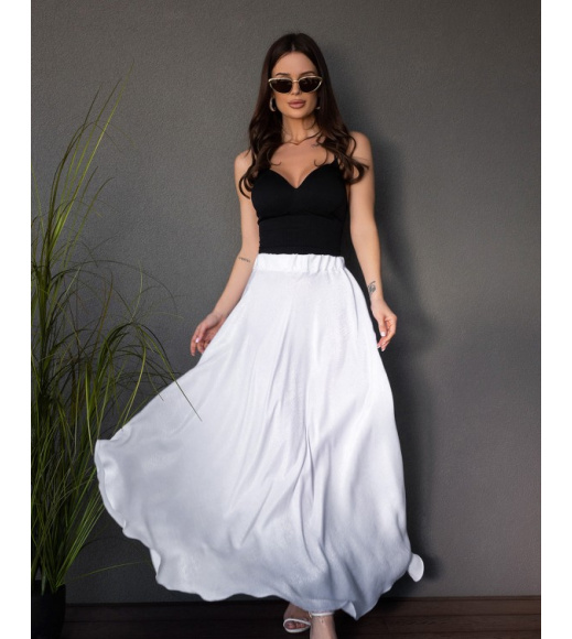 Белая расклешенная юбка из сатина