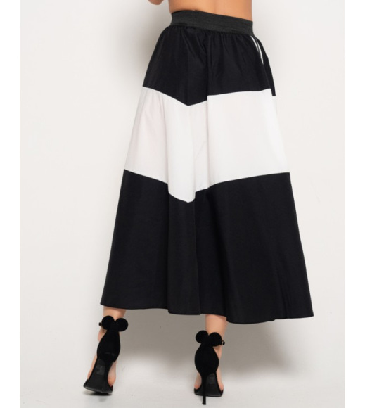 Черная расклешенная юбка с белой вставкой