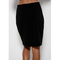 Черная классическая юбка с небольшим разрезом сзади